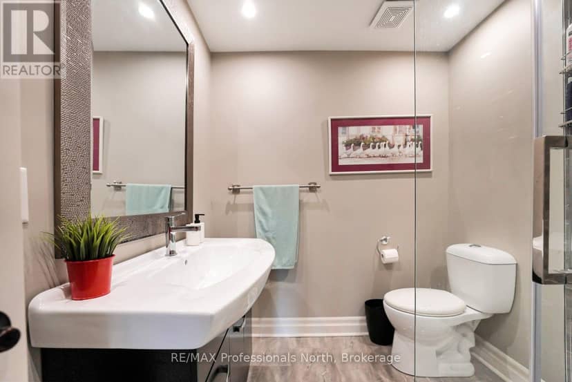 1311 Wonderland Road — photo 28 of 40