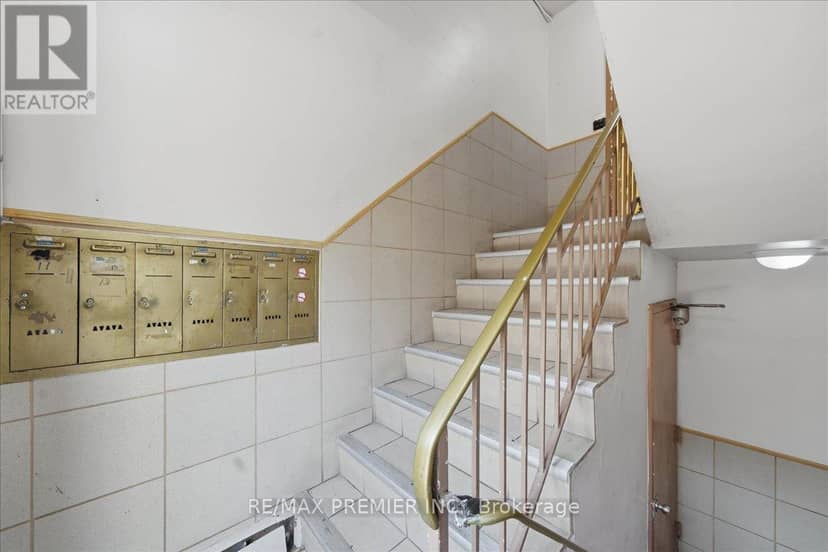 214 Wentworth Street S, Hamilton, photo 3