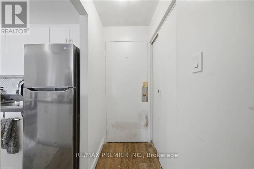 214 Wentworth Street S — photo 9 of 27