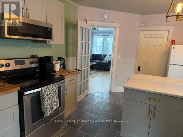 1028 Pembroke Street E — photo 5 of 13