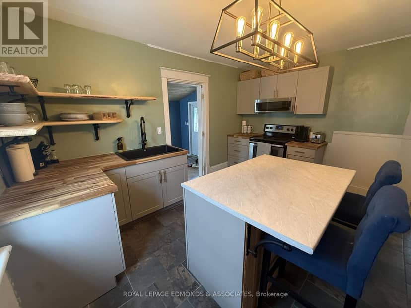 1028 Pembroke Street E — photo 7 of 13