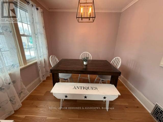 1028 Pembroke Street E — photo 8 of 13