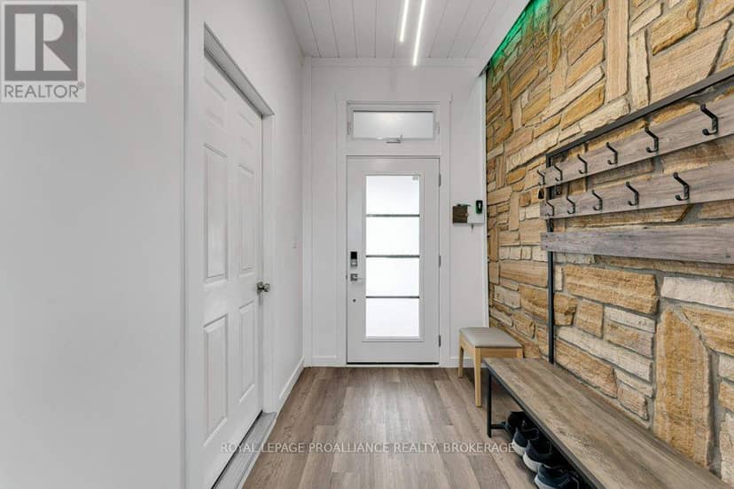 25 Willowbank Road E — photo 2 of 40