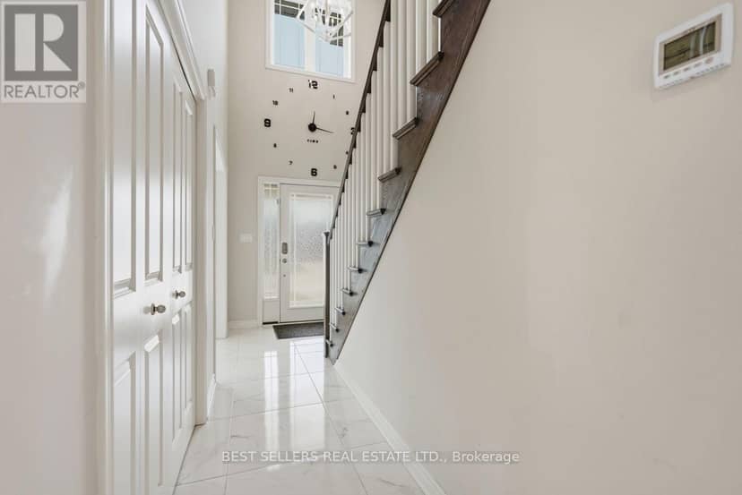 22 Weir Crescent — photo 8 of 40
