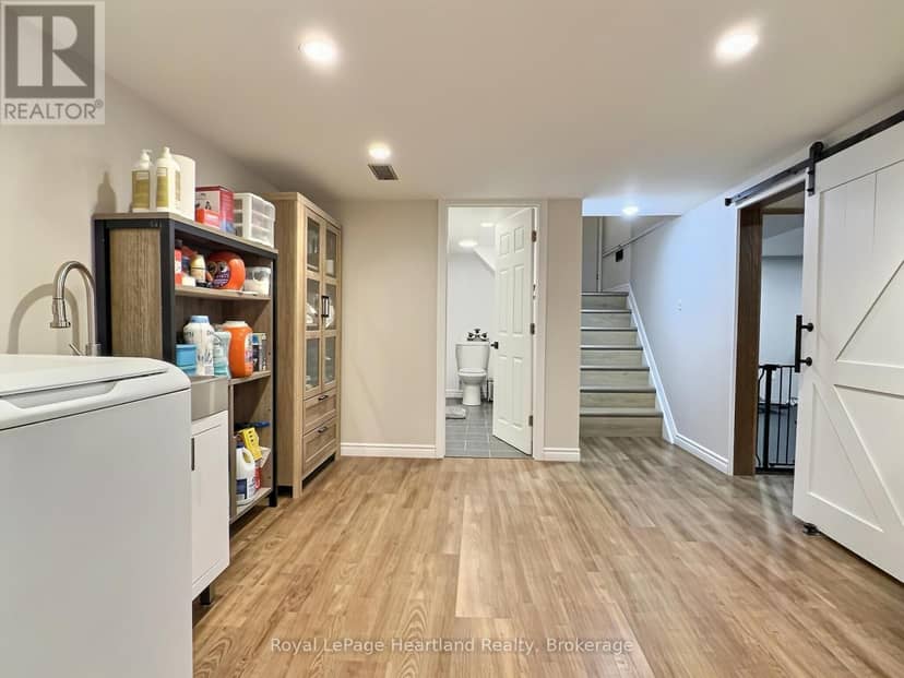 23 York Crescent — photo 28 of 40
