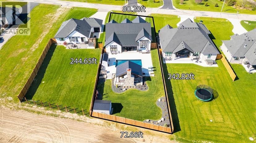 3661 Egremont Road, Plympton-Wyoming, photo 2