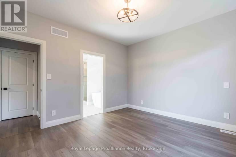 31 Mackenzie John Crescent — photo 12 of 25