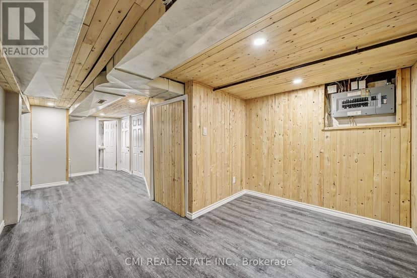 68 Queen Street S — photo 33 of 40