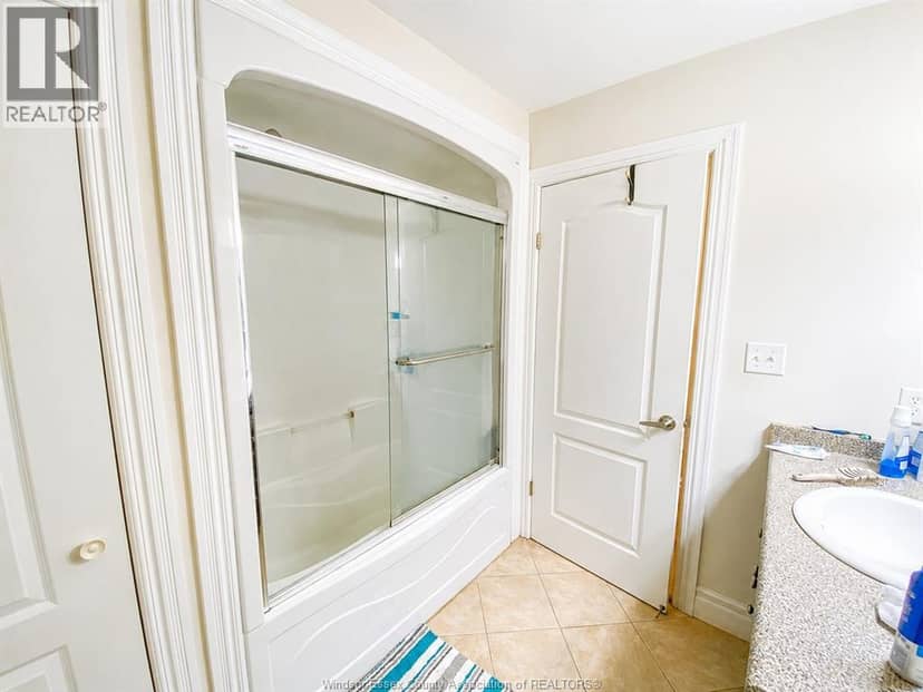 4518 Helsinki Crescent — photo 7 of 18