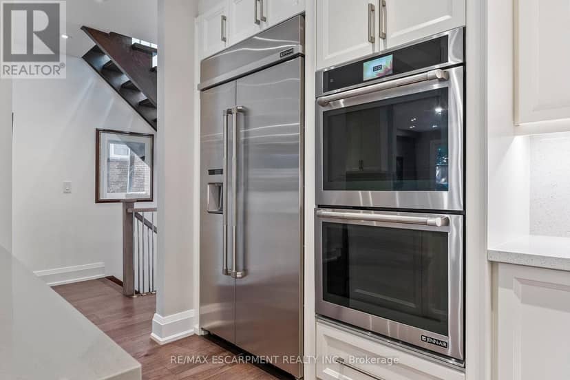 24 Cayuga Avenue — photo 10 of 40