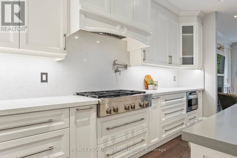 24 Cayuga Avenue — photo 11 of 40
