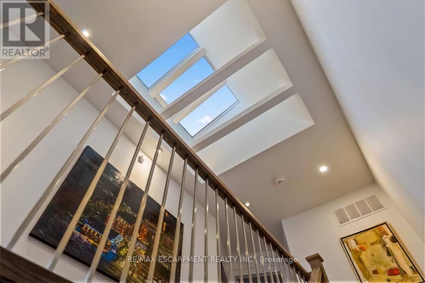 24 Cayuga Avenue — photo 19 of 40