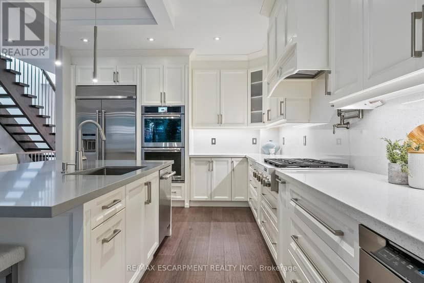 24 Cayuga Avenue — photo 9 of 40