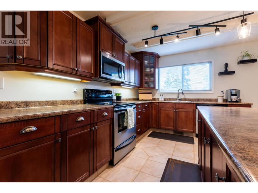 1625 GILLETT STREET, Prince George, photo 3