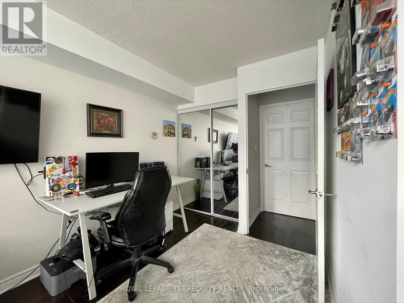 1009 - 30 Greenfield Avenue — photo 13 of 40