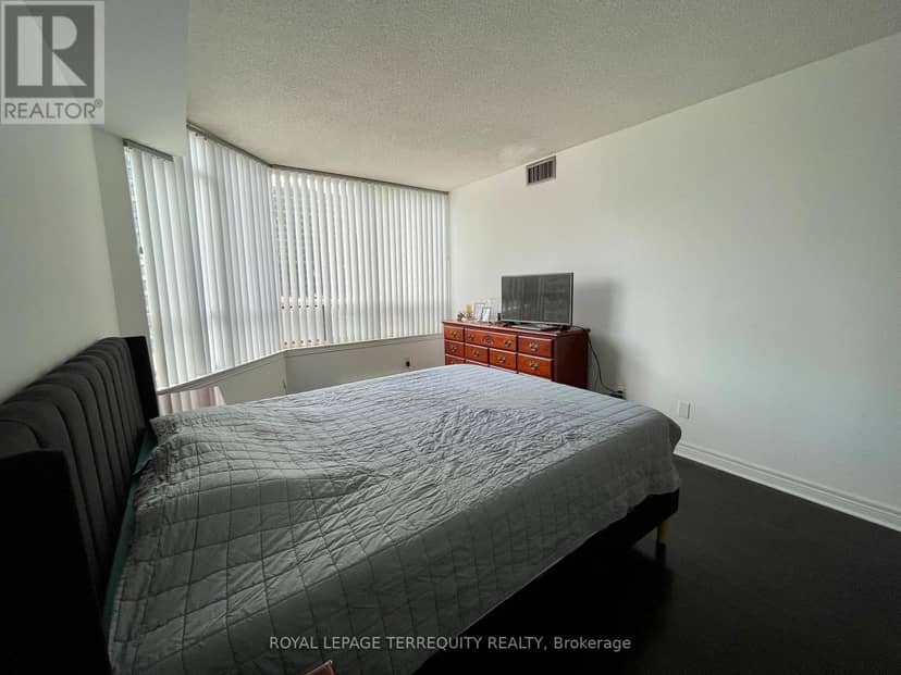 1009 - 30 Greenfield Avenue — photo 18 of 40