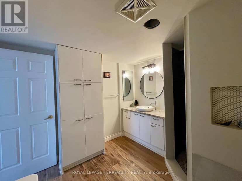 1009 - 30 Greenfield Avenue — photo 22 of 40