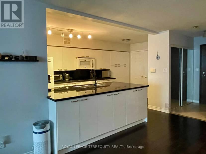 1009 - 30 Greenfield Avenue — photo 4 of 40