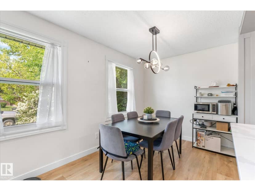 4009 37 AV NW — photo 13 of 40