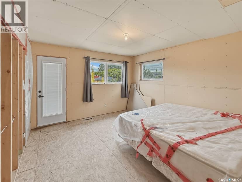 403 Smith CRESCENT — photo 10 of 18