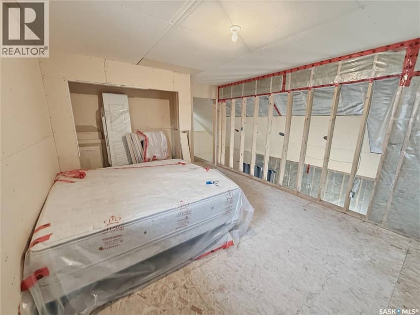 403 Smith CRESCENT — photo 11 of 18