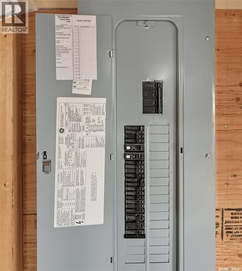 403 Smith CRESCENT — photo 14 of 18