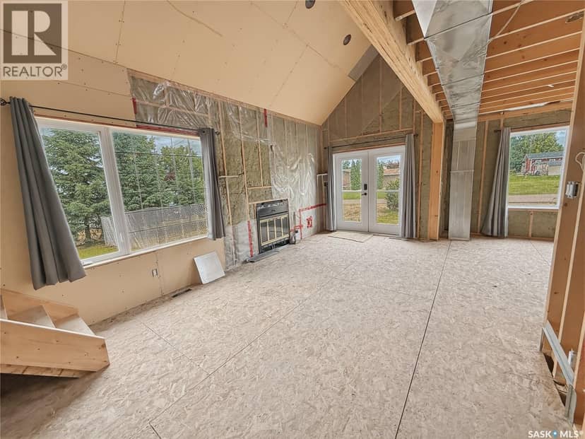 403 Smith CRESCENT — photo 3 of 18