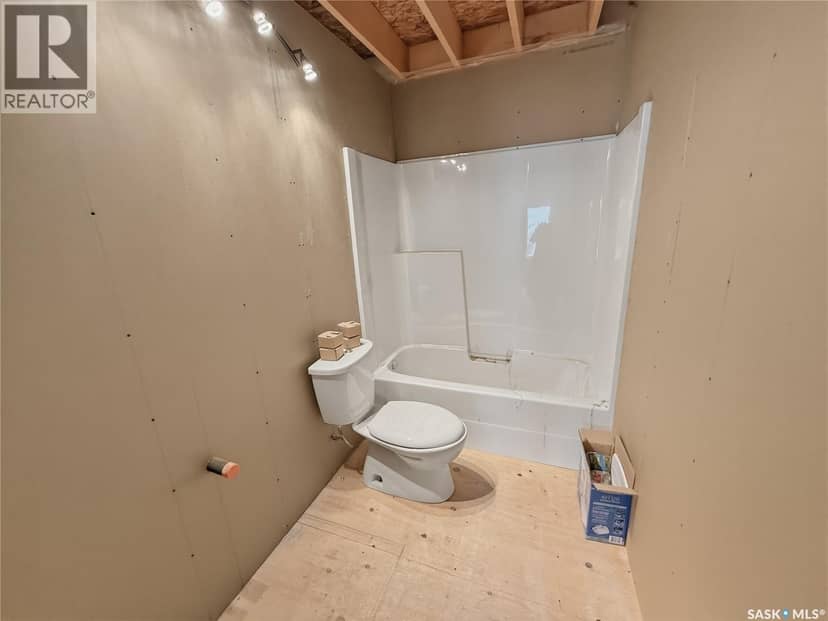 403 Smith CRESCENT — photo 8 of 18