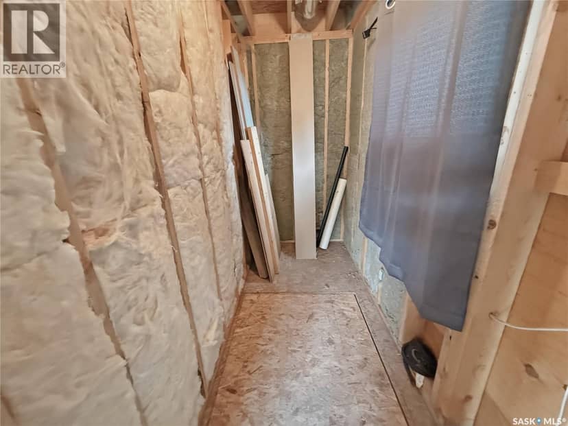 403 Smith CRESCENT — photo 9 of 18