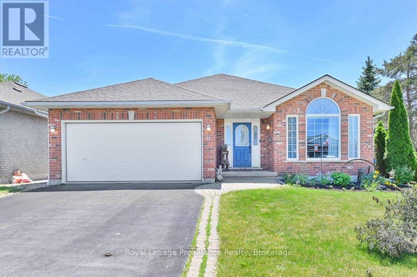 31 Hemlock Crescent — photo 1 of 40