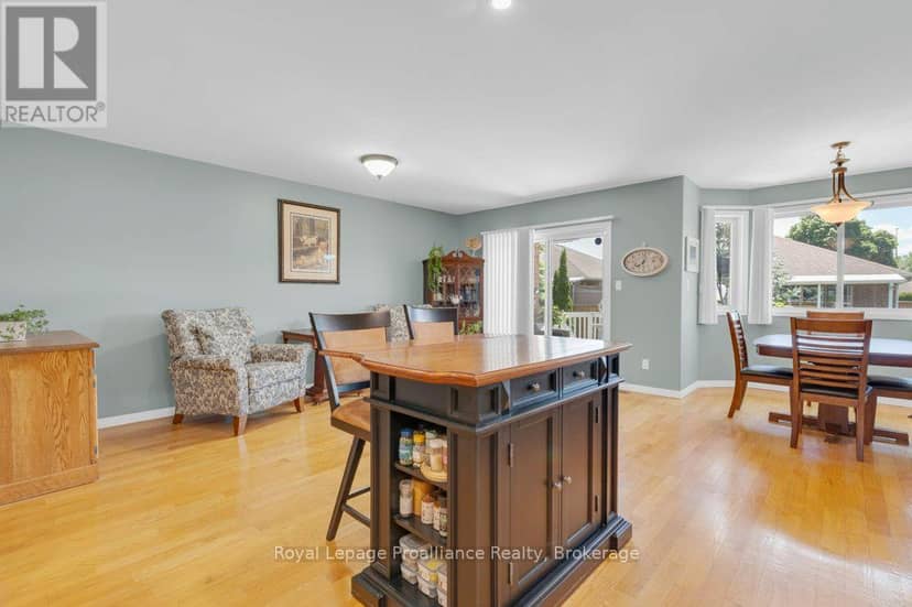 31 Hemlock Crescent — photo 11 of 40