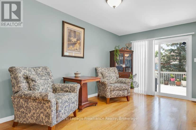 31 Hemlock Crescent — photo 14 of 40