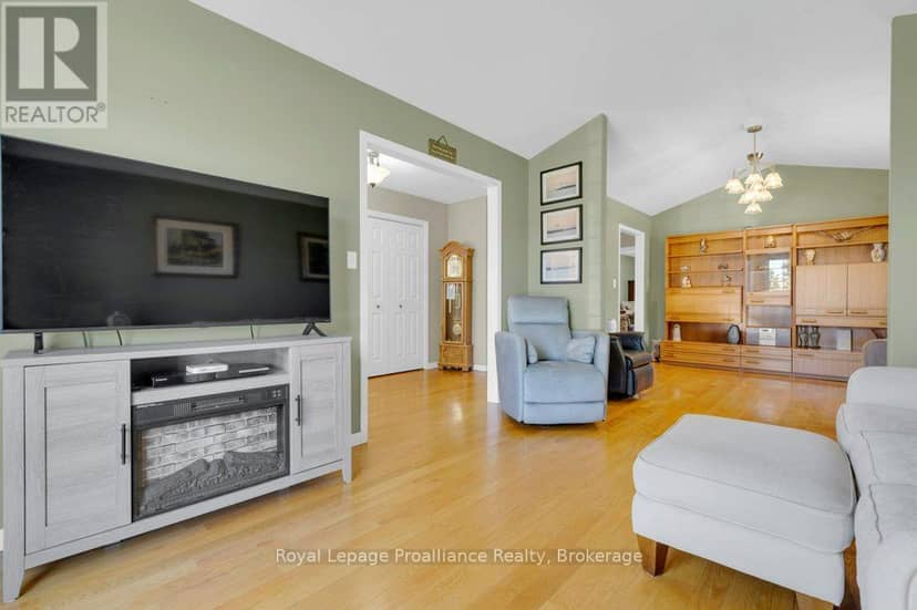31 Hemlock Crescent — photo 21 of 40