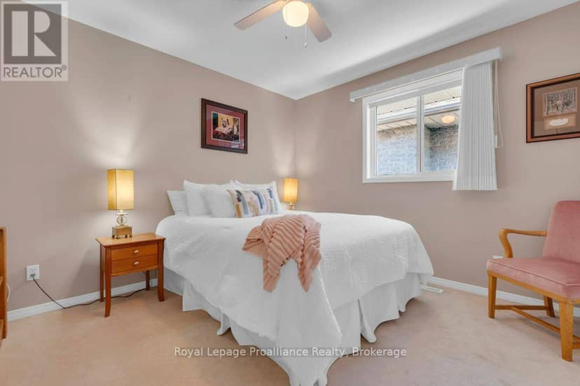 31 Hemlock Crescent — photo 25 of 40