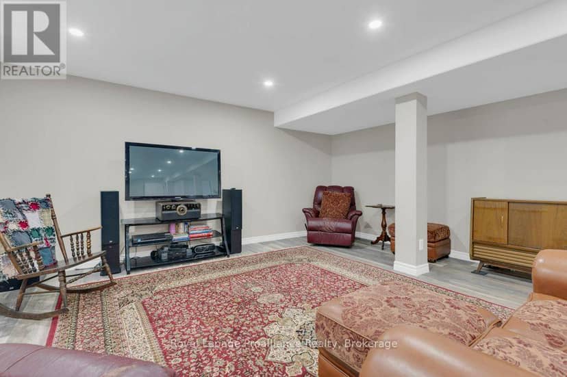 31 Hemlock Crescent — photo 28 of 40