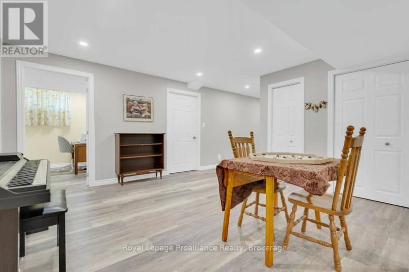 31 Hemlock Crescent — photo 32 of 40