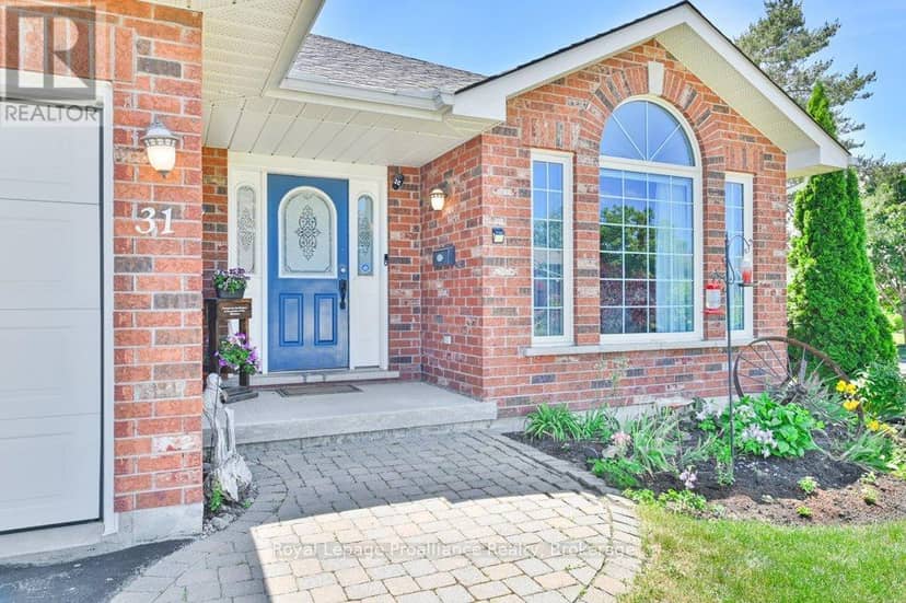 31 Hemlock Crescent — photo 4 of 40