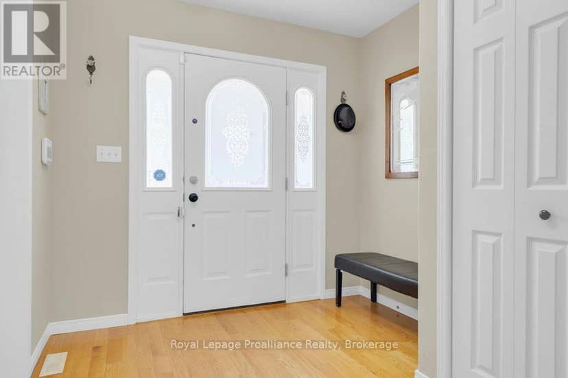 31 Hemlock Crescent — photo 6 of 40
