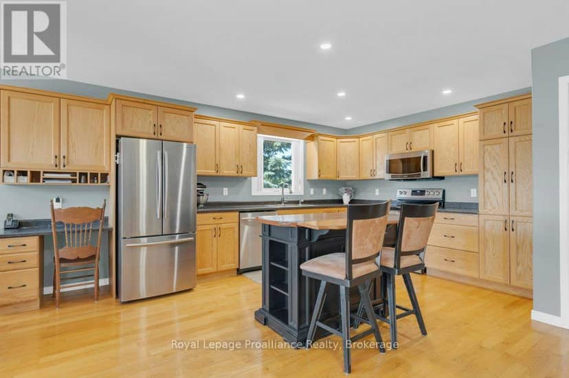 31 Hemlock Crescent — photo 7 of 40