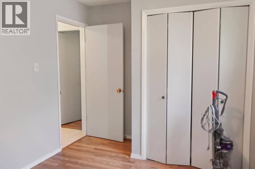 4915 53 Avenue — photo 15 of 33