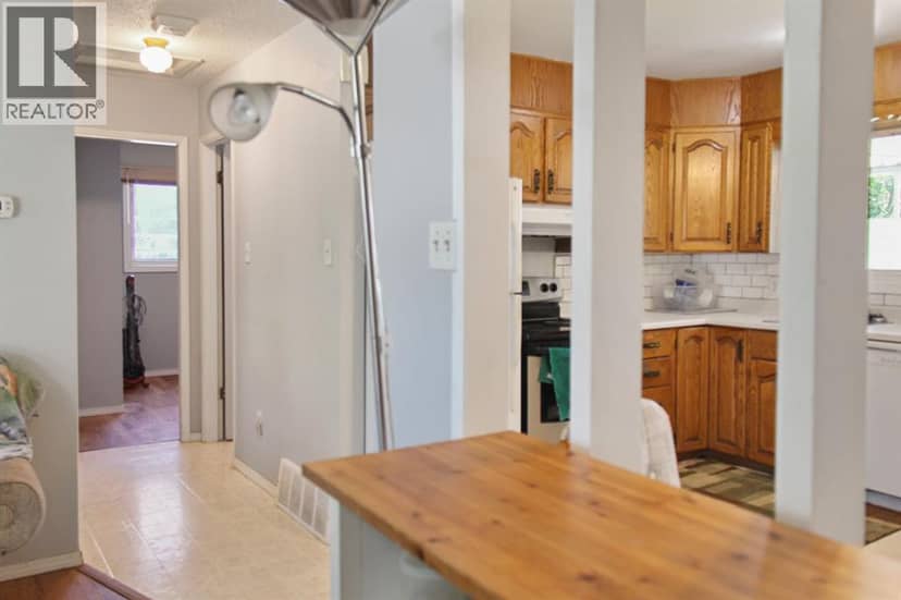 4915 53 Avenue — photo 9 of 33
