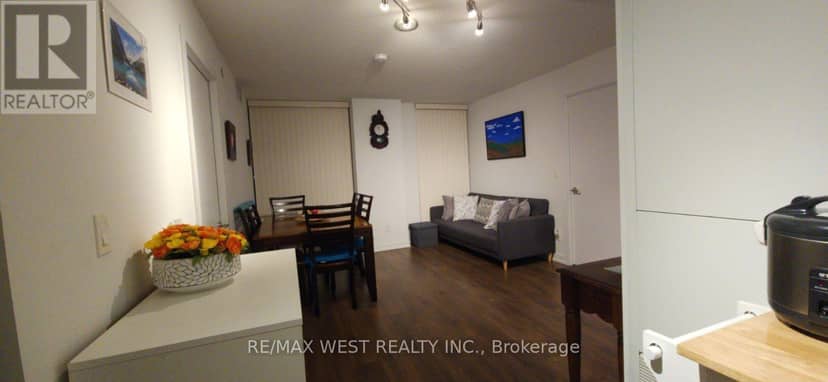 426 - 8 Trent Avenue — photo 14 of 29