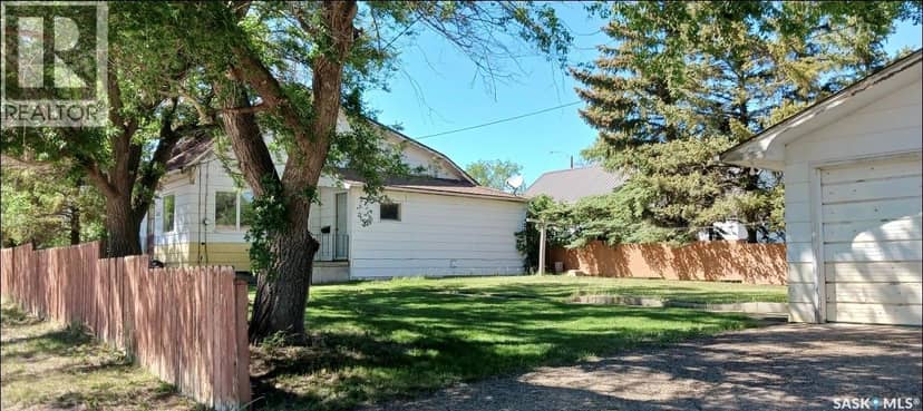 102 1st AVENUE E, Coronach