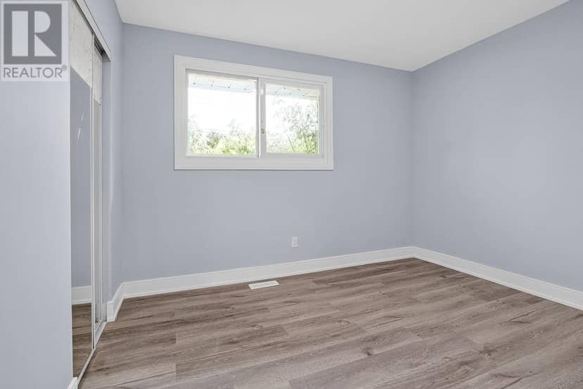 1543 Carling Crescent — photo 11 of 35