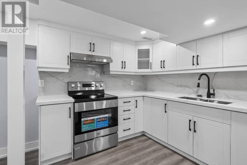 1543 Carling Crescent — photo 3 of 35