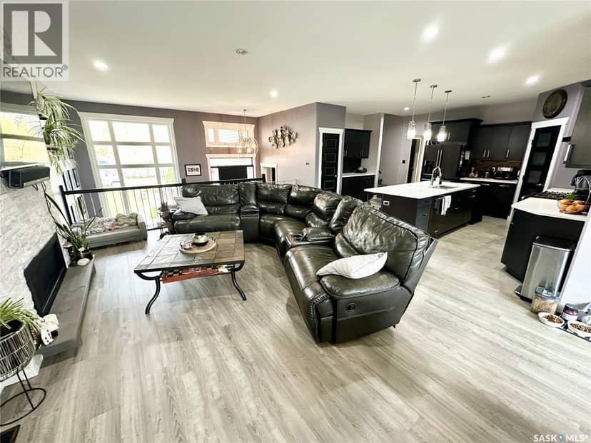 1 Lloyd AVENUE — photo 9 of 40