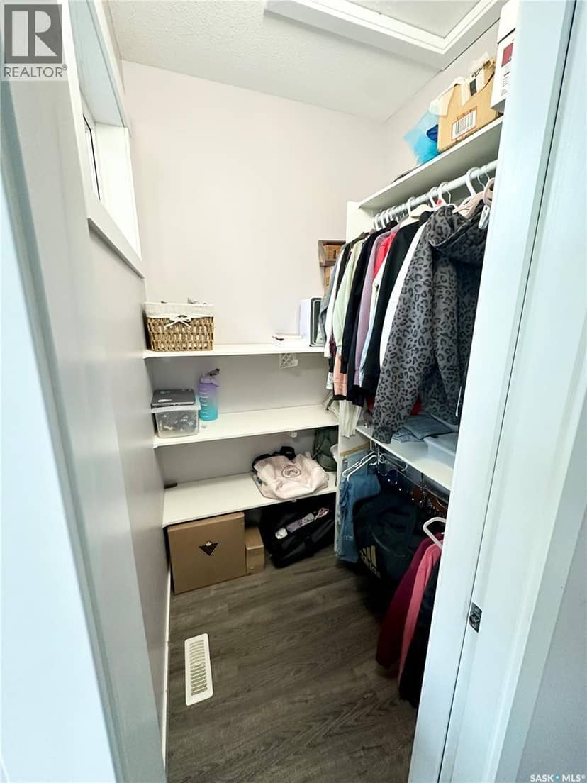 1 Lloyd AVENUE — photo 20 of 40