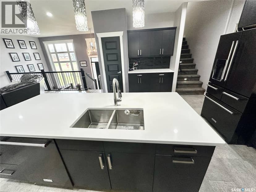 1 Lloyd AVENUE — photo 6 of 40