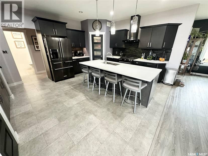 1 Lloyd AVENUE — photo 2 of 40