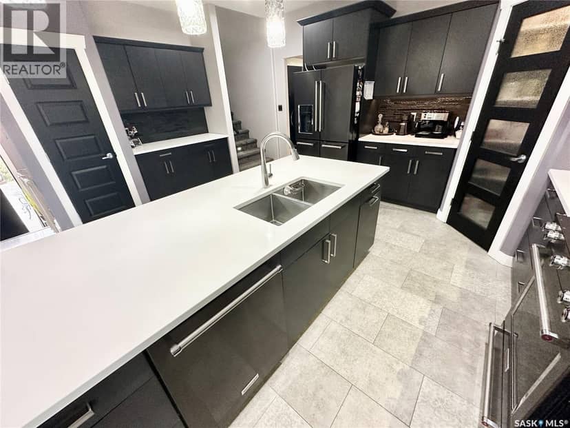 1 Lloyd AVENUE — photo 5 of 40